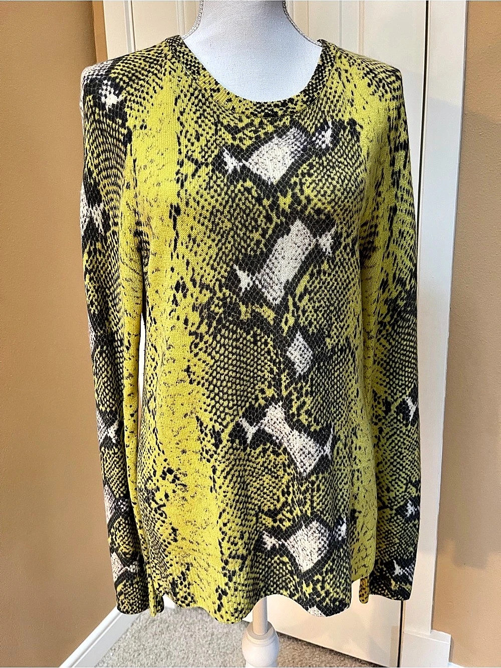 Equipment Femme Python Print 100% Cashmere Crewneck Sweater Green Size M $295